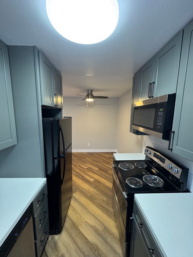 Photo - 5333 Russell Ave