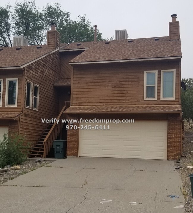 Building Photo - Lots of space in this 3 Bedroom 2.5 Bath R... Rental