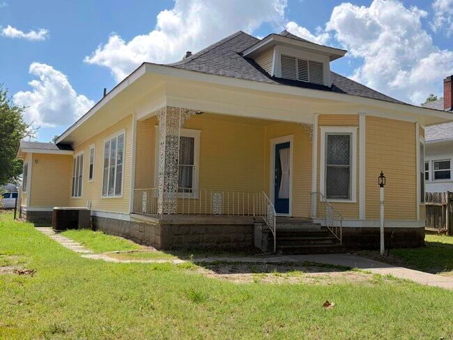 Front of Hiuse - 538 N Aydelotte Ave Rental