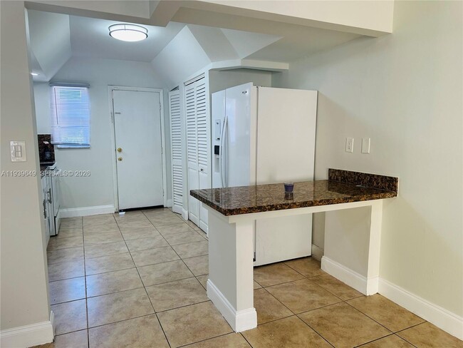 Photo - 1950 W 54th St Unidad 317