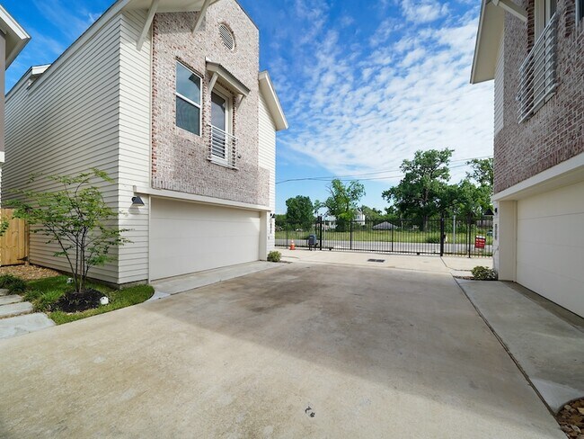 Photo - 881 Rachel St