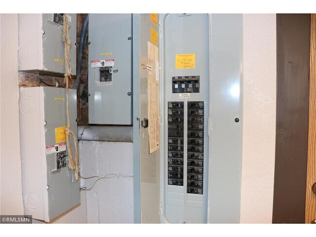 Photo - 215 Main St S