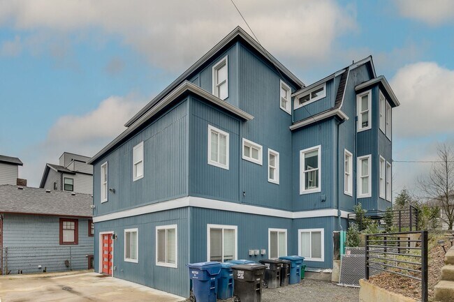 Photo - Fully furnished 3 bed 3 bath unit in Cap H...