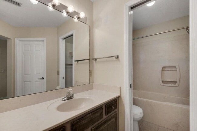 Photo - 2014 Mistral Ln E