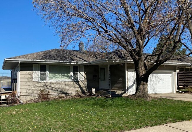 Front of House - 1913 3rd Ave NE Unit A