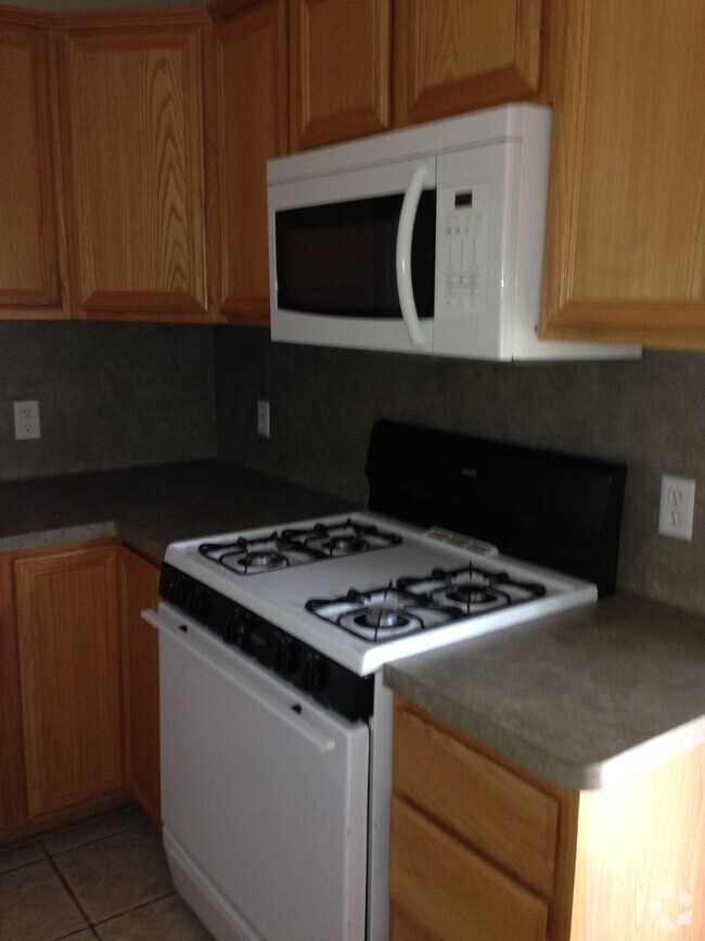 Building Photo - THREE BEDROOMS TWO BATHS, FENCED BACKYARD,... Rental