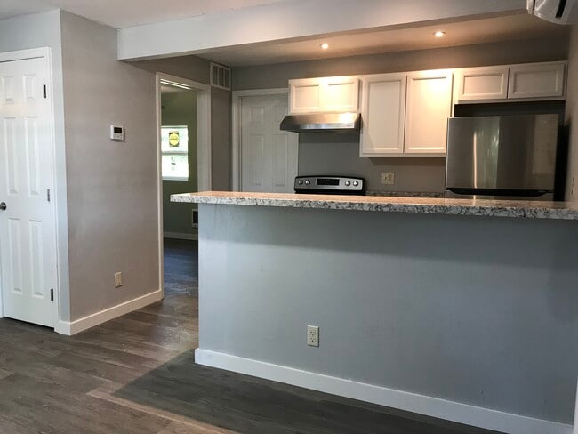 Building Photo - 307 Locust St Rental