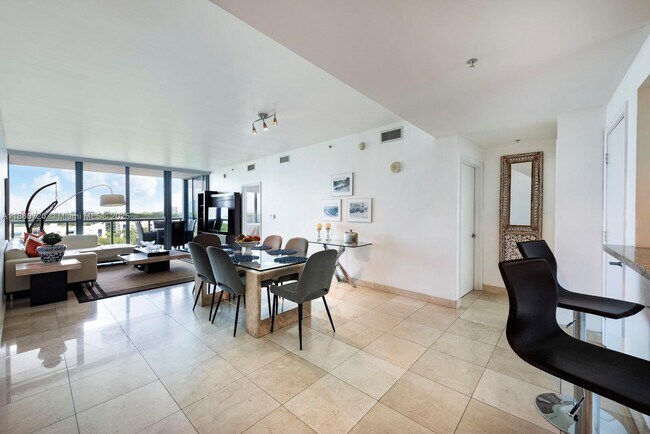 Photo - 601 NE 36th St Unidad 803