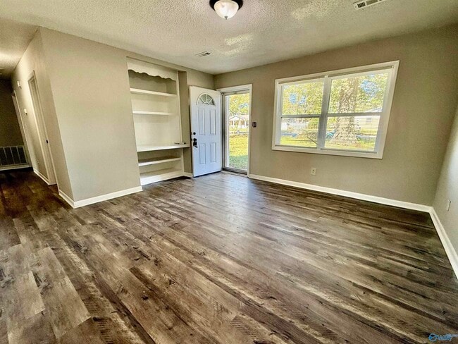 Photo - 2432 Yorkshire Dr SW