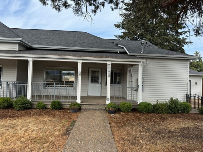 Building Photo - Updated 3 bedroom 2 bathroom duplex in his... Rental