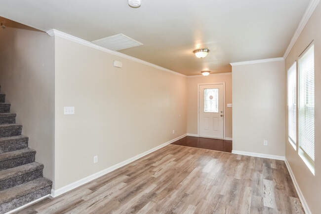 Photo - 115 Darrow Creek Dr