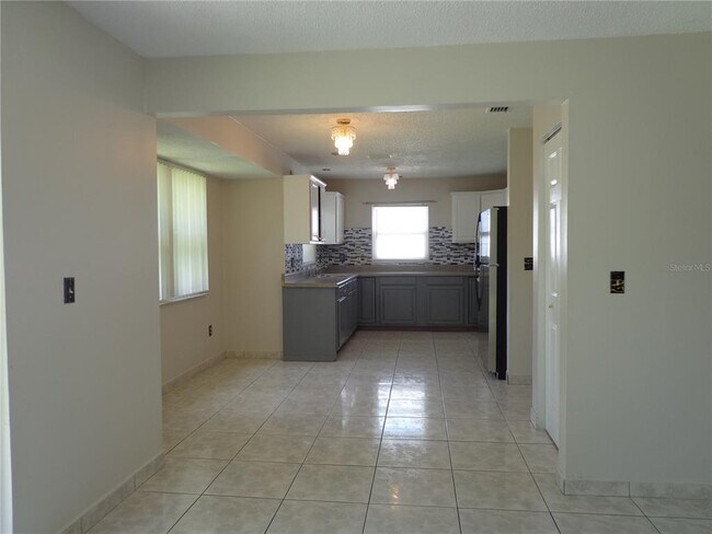 Photo - 721 Regent Cir S