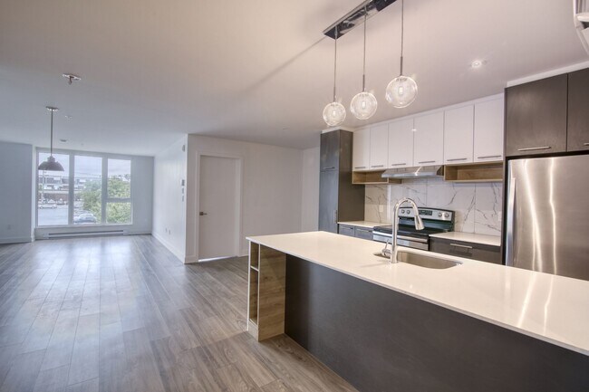 Building Photo - 9675 Av. Papineau Unit 208