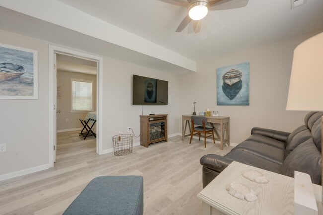 Photo - 600 W. Third Street Unidad First Floor