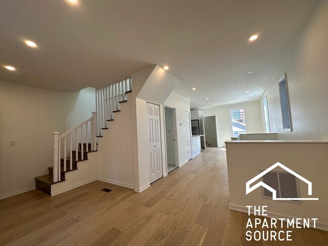 Photo - 2037 N Damen Ave