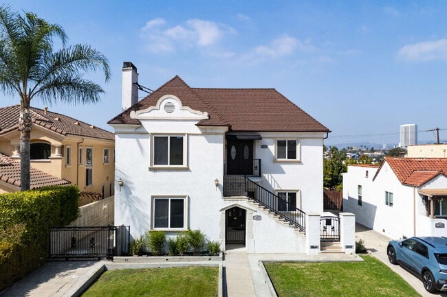 Stylishly Renovated Retro Duplex in the He... - Stylishly Renovated Retro Duplex in the He...