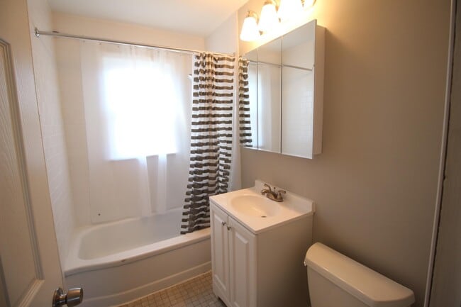 Photo - 2901 W Farragut Ave