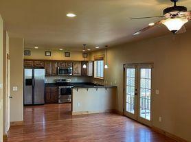 Photo - 905 Saxon Way