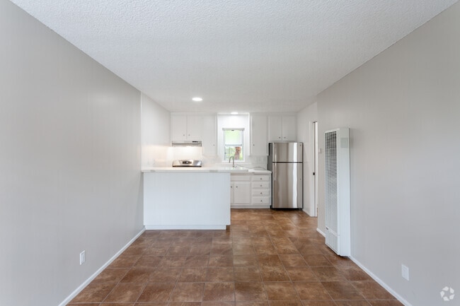 1BR, 1BA - 600 SF