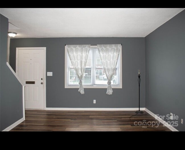 Photo - 1300 Larchmont Pl