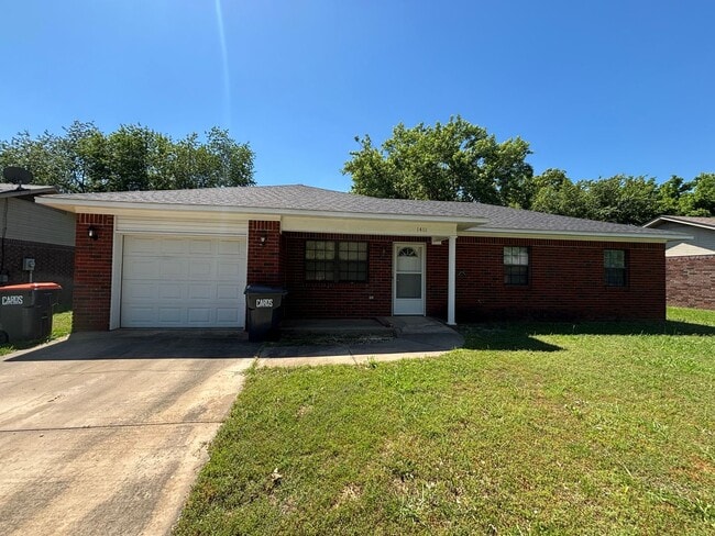 Building Photo - Discover this 3-bedroom, 2-bath home in Russellville, AR.