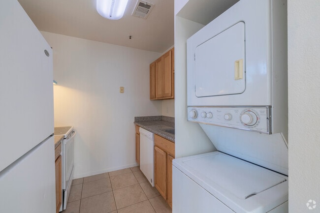 2BR, 2BA - 1008 SF - Laundry