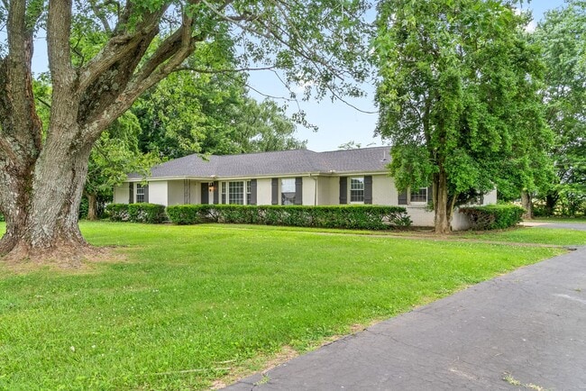 Photo - 4 Bedroom Country Style Home For Rent!