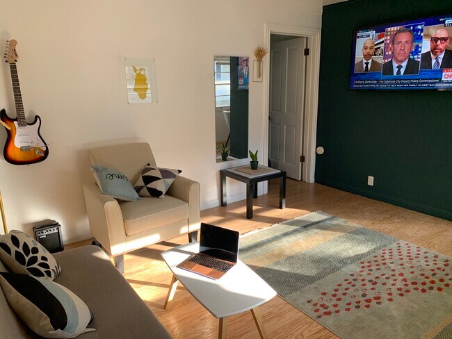 spacious living room with natural oak floors - 1317 Franklin St Unidad B Rental