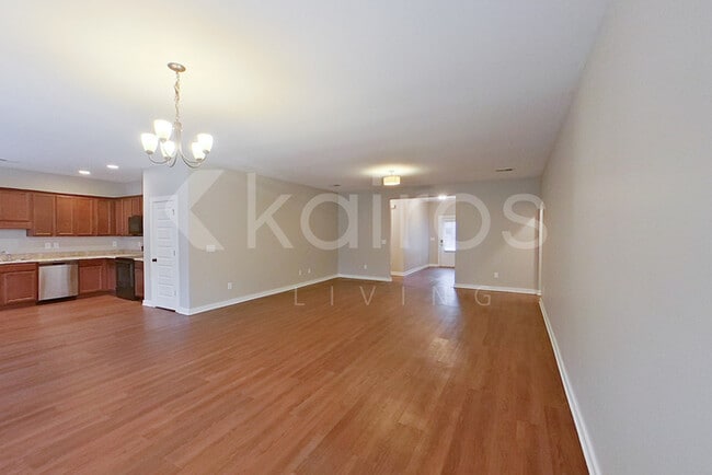 Photo - 433 White Oak Cir