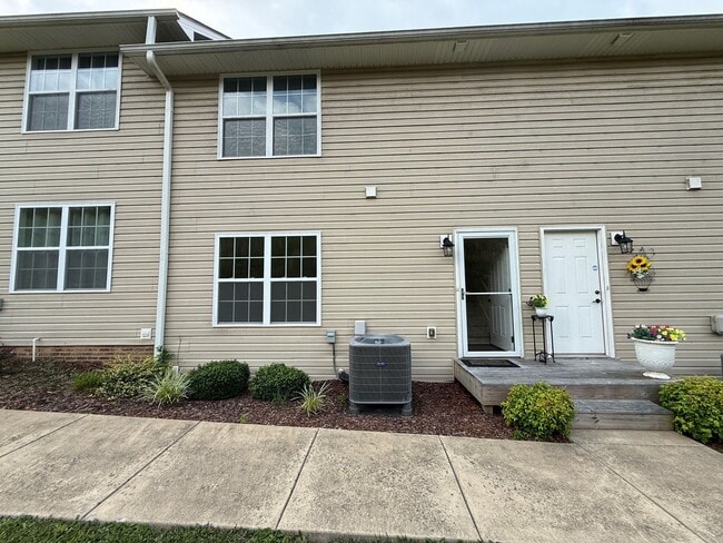 Photo - Tri level 2 bed, 2.5 bath Condo! Lakeridge School District.