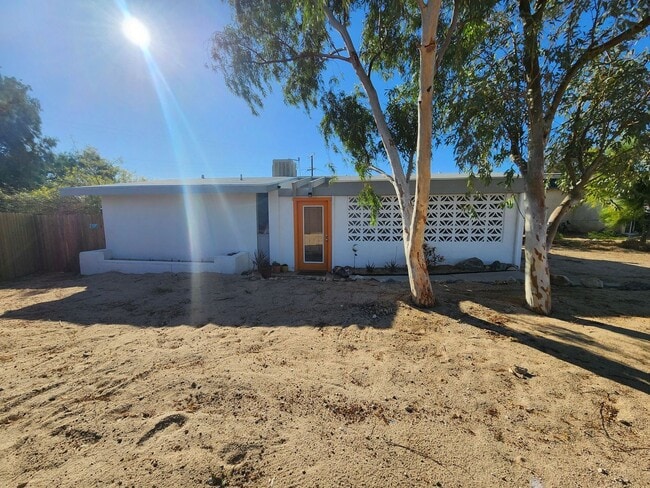 Fully Furnished 2 Bed 1 Bath - Fully Furnished 2 Bed 1 Bath House