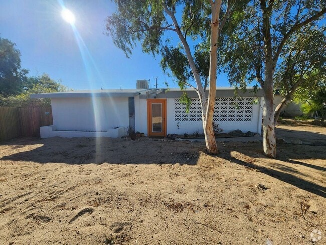 Building Photo - Fully Furnished 2 Bed 1 Bath Rental