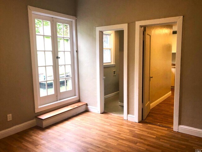 Photo - 725 Bridgeway