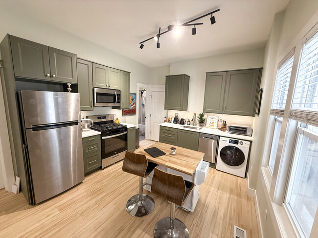 Building Photo - 1508 N Artesian Ave Unit 1R