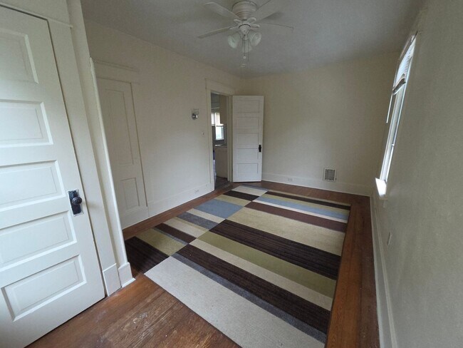Photo - 923 W 3rd St