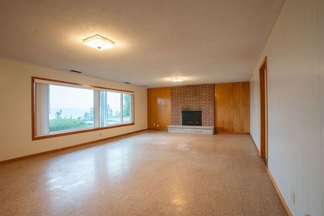 610 N Aurora Ave