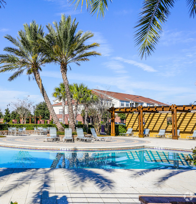 Lantern Square Pool - Kendall Lake Apartments