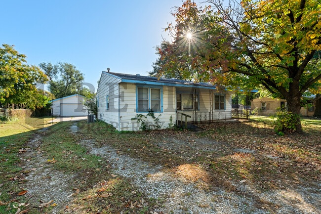 Photo - 918 N Clara St