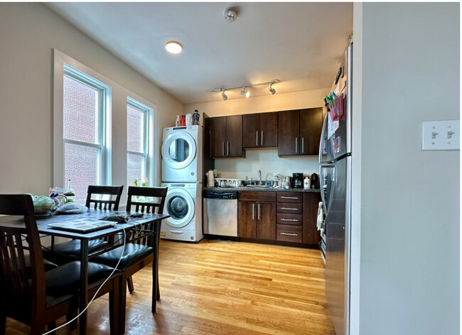 Photo - 839 Parker St