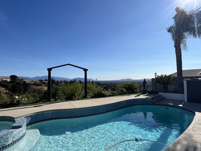 Vista de la ciudad desde el patio trasero - 11518 Lyster Ave Fully Furnished