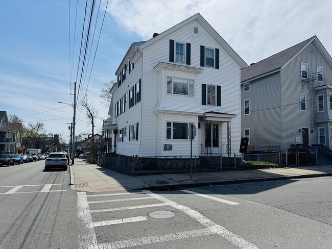 Building Photo - 631 Walnut St Unit 1