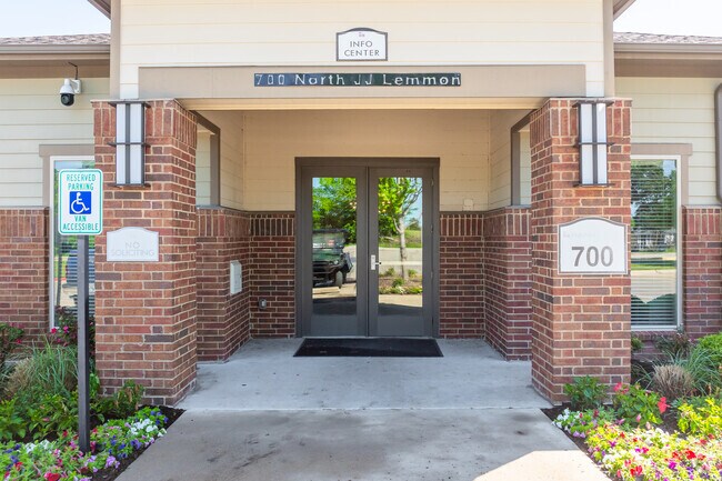 Entrada de la oficina de arrendamiento - Hutchins Gateway Apartments