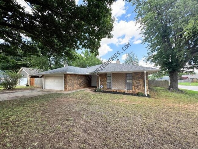 200 Lochwood Cir