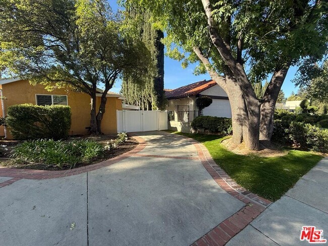 Building Photo - 10229 1/2 Jumilla Ave Rental