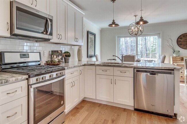 Building Photo - Modern Townhome with Garage, Bonus Room, a...