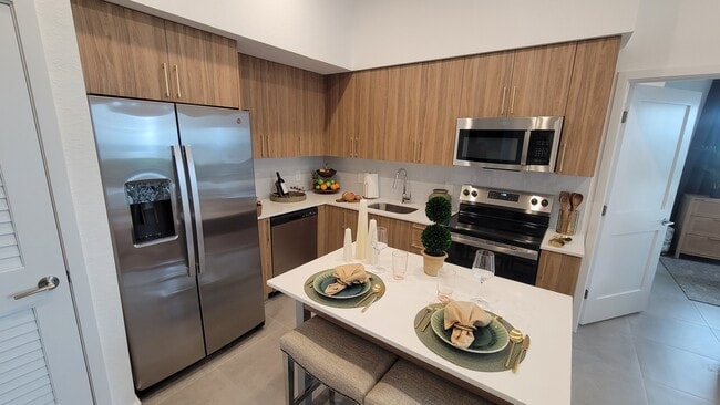 Building Photo - 2020 Monroe St Unit B2