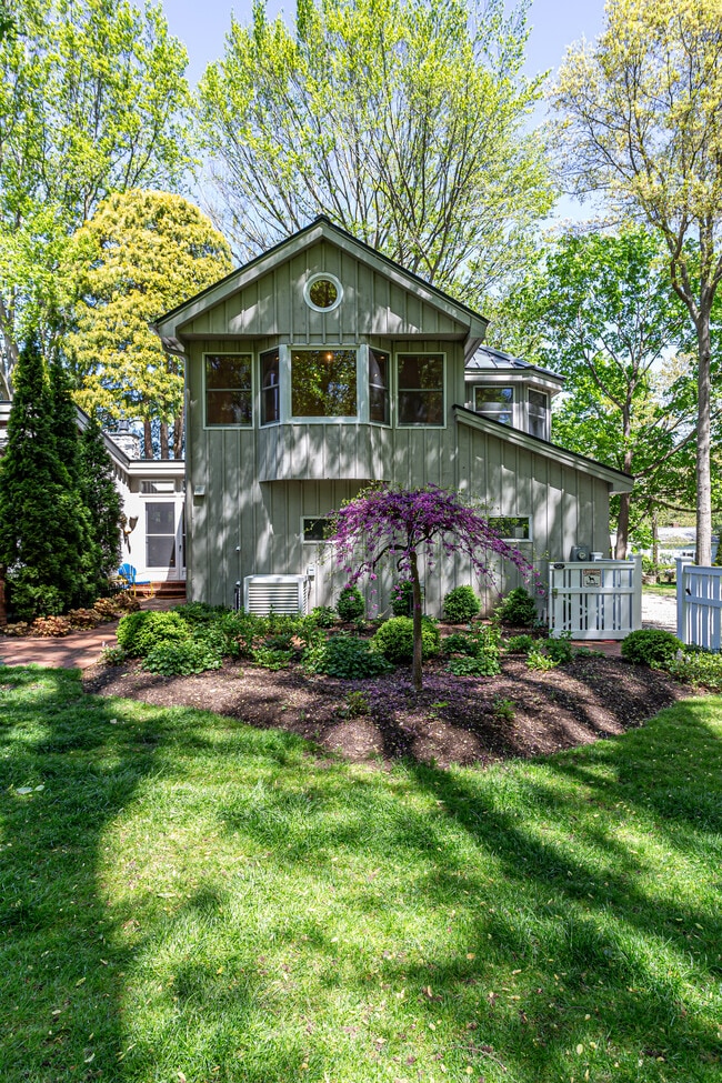 Path to private entrance - 109 Murray St Unit Studio