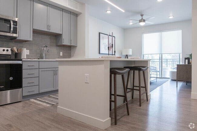 Cocina y sala de estar de concepto abierto.