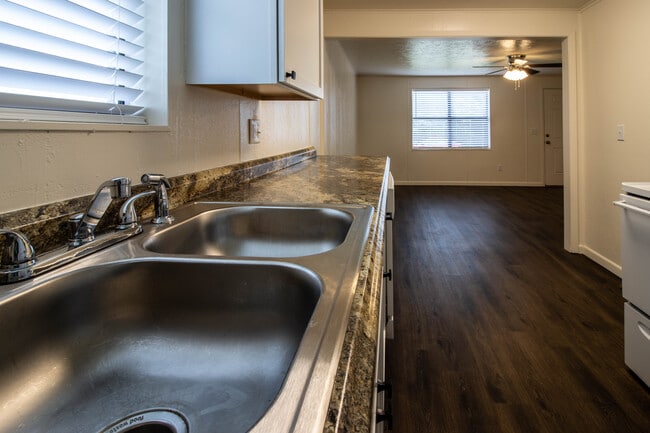 Building Photo - 8123 Sanderson Ln Unit 8123