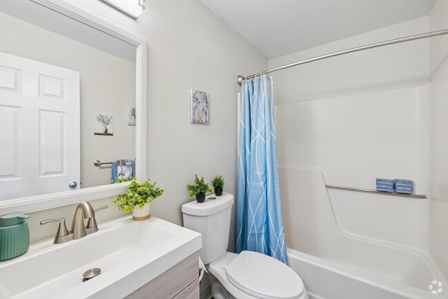 2BR, 1BA - 770SF - Bathroom